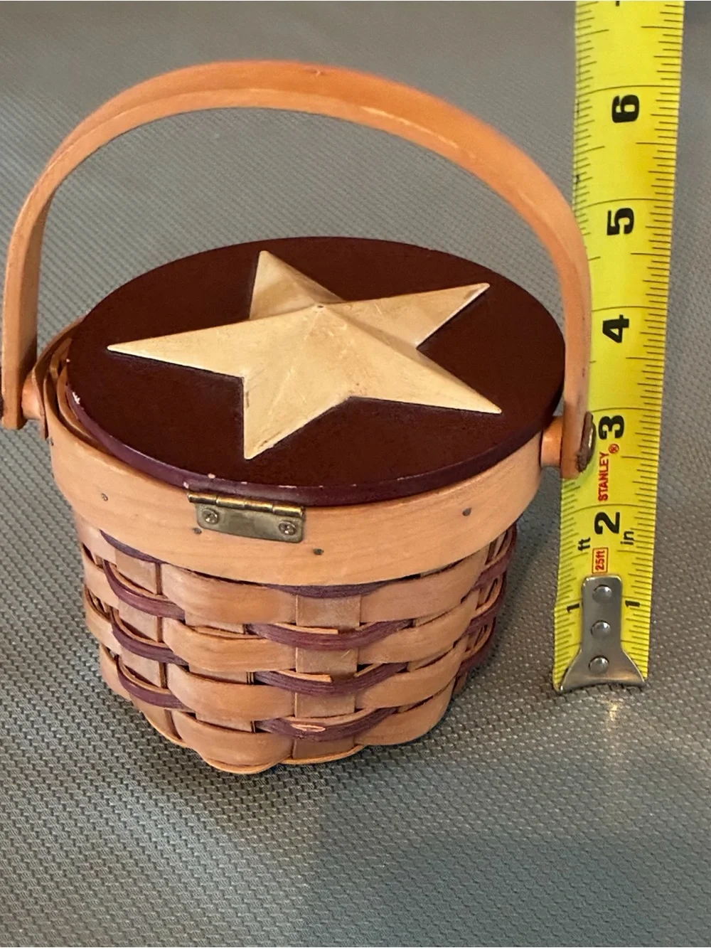 HIBID_Rustic Wicker Mini Basket with Handle and Star Accented Lid